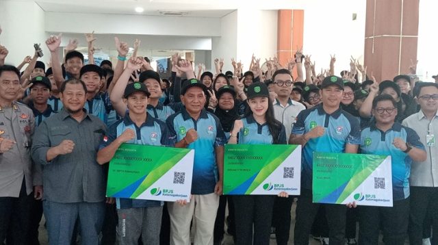 Pelepasan ratusan atlet Kukar ke Popda Kaltim di PPU. (Lingkar Kaltim/M. As'ari)