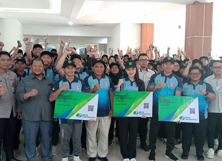 Pelepasan ratusan atlet Kukar ke Popda Kaltim di PPU. (Lingkar Kaltim/M. As'ari)