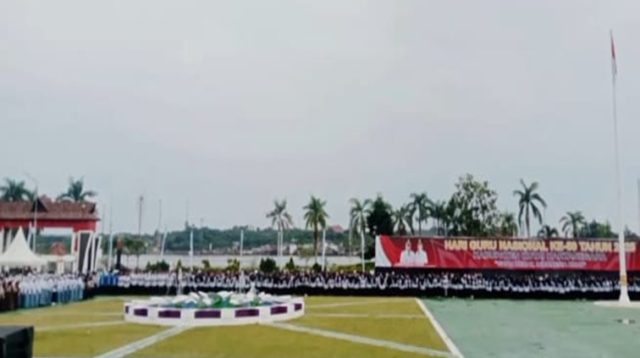 Upacara Peringatan Hari Guru Nasional di lapangan upacara Kantor Bupati Kukar. (Lingkar Kaltim/M. As'ari)