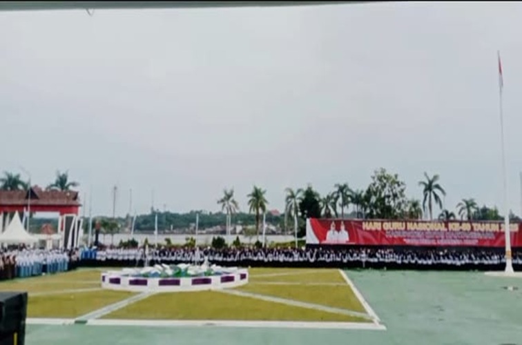 Upacara Peringatan Hari Guru Nasional di lapangan upacara Kantor Bupati Kukar. (Lingkar Kaltim/M. As'ari)