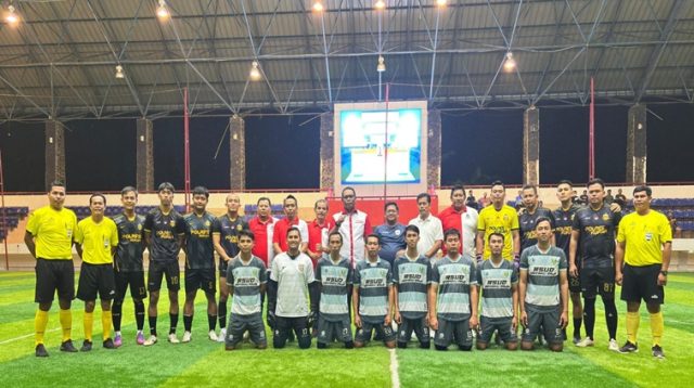 Foto bersama Askab PSSI, Dispora Kukar, bersama salah satu tim OPD. (Lingkar Kaltim/M. As'ari)