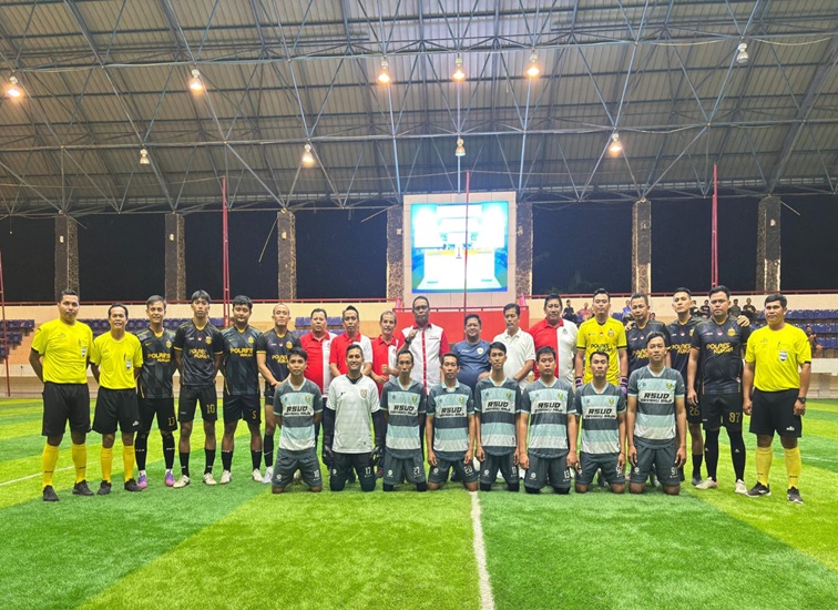 Foto bersama Askab PSSI, Dispora Kukar, bersama salah satu tim OPD. (Lingkar Kaltim/M. As'ari)