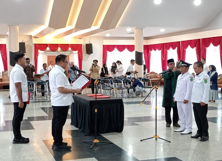 Pelantikan dua kepala desa di Kecamatan Kembang Janggut. (Lingkar Kaltim/M. As'ari)