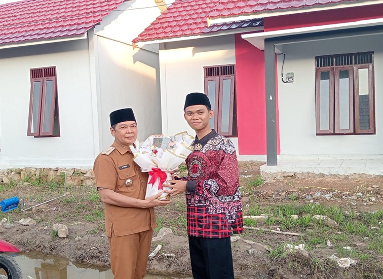 Muhammad Farid Luthfi Mubaraq saat berada di lokasi rumah hadiah dari Pemkab Kukar. (Lingkar Kaltim/M. As'ari)