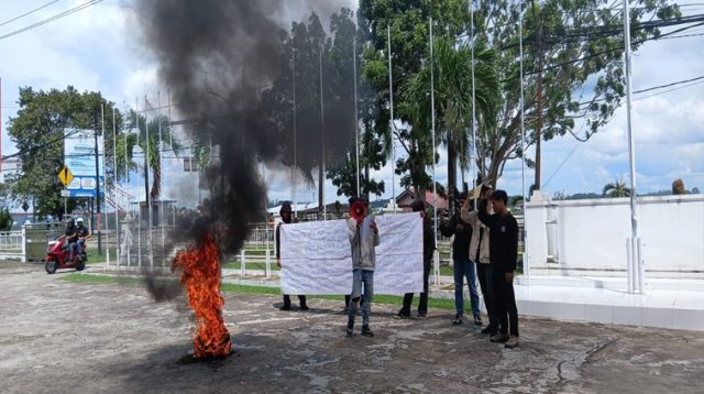 Aksi demonstrasi APPK Kaltim di Kantor KPU Kukar. (Lingkar Kaltim/M. As'ari)