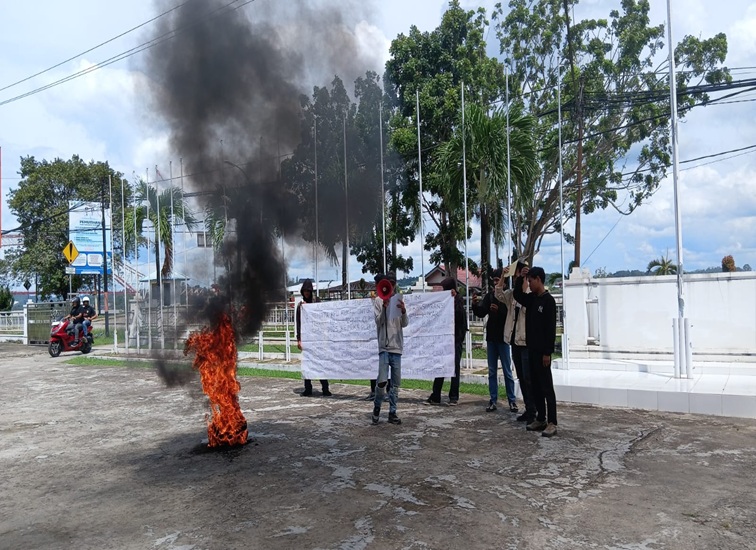 Aksi demonstrasi APPK Kaltim di Kantor KPU Kukar. (Lingkar Kaltim/M. As'ari)