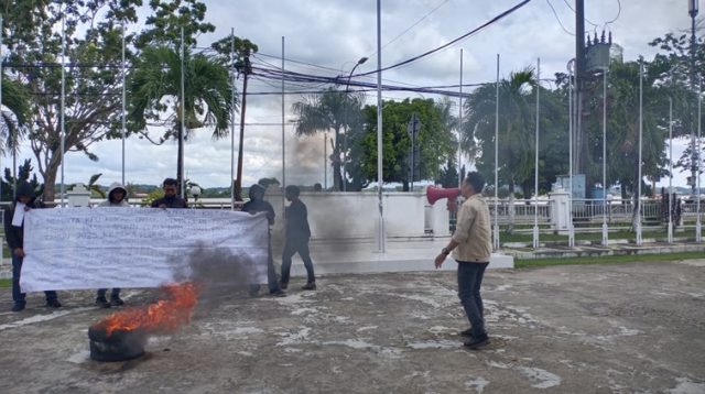 Aksi demonstrasi APPK Kaltim di Kantor KPU Kukar. (Lingkar Kaltim/M. As'ari)
