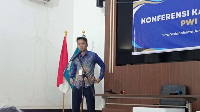 Ketua PWI Kaltim, Abdurrahman Amin saat membuka Konferkab PWI Kukar Ke-3. (Lingkar Kaltim/M. As'ari)