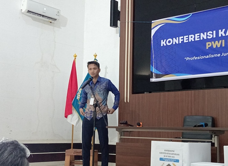 Ketua PWI Kaltim, Abdurrahman Amin saat membuka Konferkab PWI Kukar Ke-3. (Lingkar Kaltim/M. As'ari)