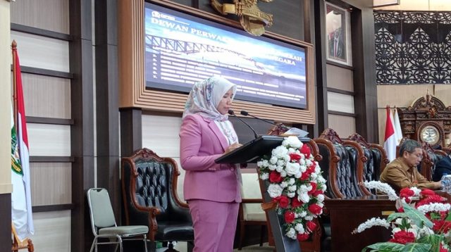 Anggota Pansus, Farida. (Lingkar Kaltim/M. As'ari)