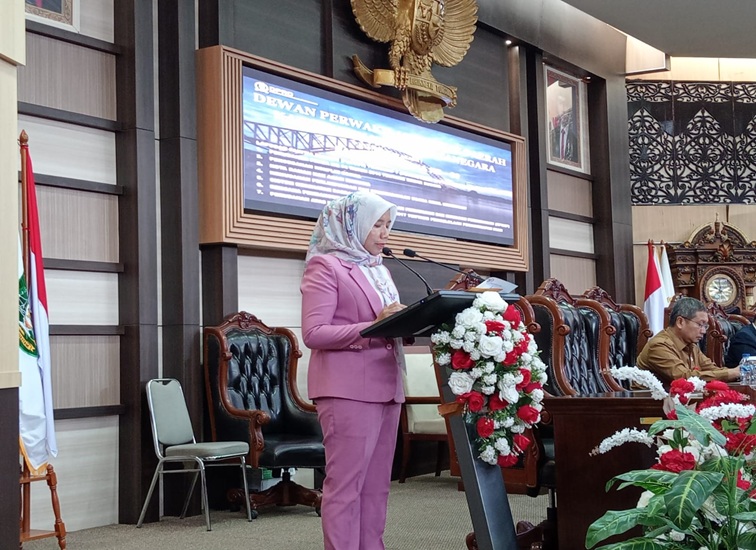 Anggota Pansus, Farida. (Lingkar Kaltim/M. As'ari)