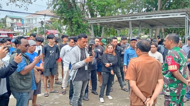 Aksi Demonstrasi Warga Timbau di Kantor Kelurahan. (Lingkar Kaltim/M. As'ari)