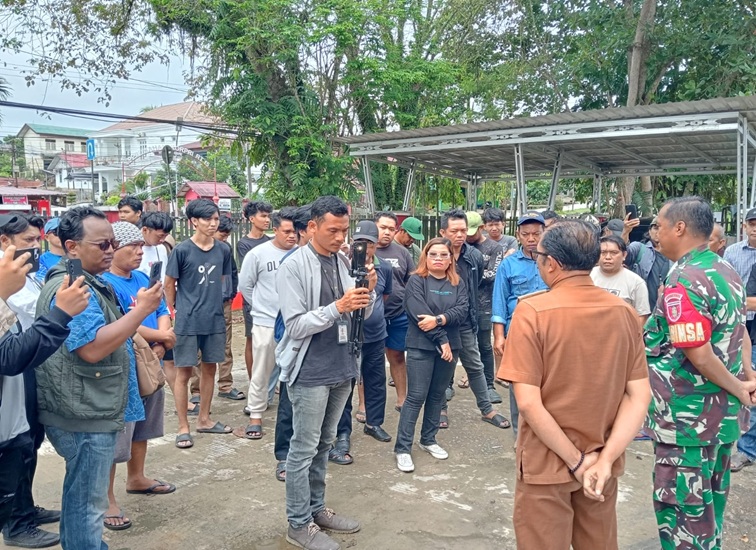 Aksi Demonstrasi Warga Timbau di Kantor Kelurahan. (Lingkar Kaltim/M. As'ari)