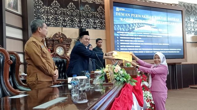 Anggota Pansus, Farida. (Lingkar Kaltim/M. As'ari)