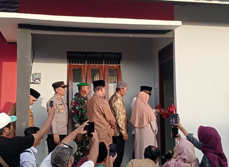 Peresmian hadiah rumah untuk 9 orang peraih juara 1 MTQ Nasional. (Lingkar Kaltim/M. As'ari)
