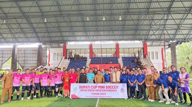 Pembukaan turnamen Minisoccer Antar OPD Kukar. (Lingkar Kaltim/M. As'ari)