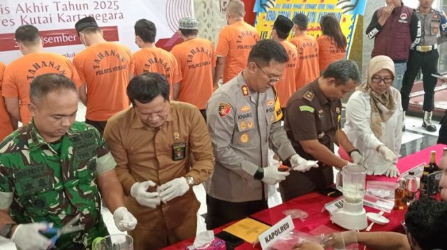 Pemusnahan ribuan miras dan narkoba di Polres Kukar. (Lingkar Kaltim/M. As'ari)
