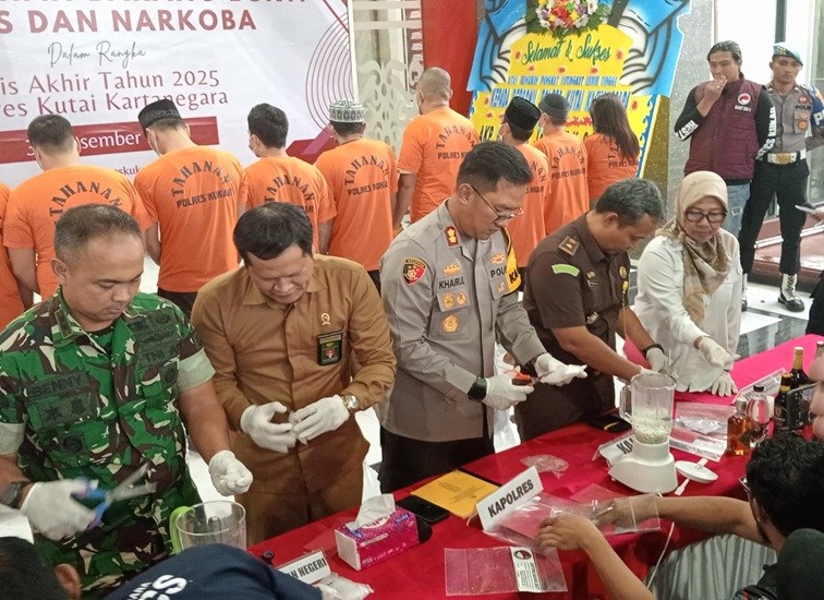 Pemusnahan ribuan miras dan narkoba di Polres Kukar. (Lingkar Kaltim/M. As'ari)