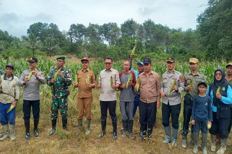 Foto Bersama Panen Raya Jagung di Kelurahan Jahab, Kecamatan Tenggarong (Lingkarkaltim/Tri)