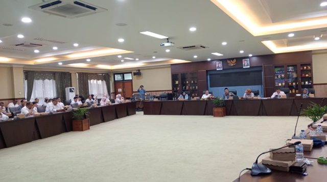 RDP bersama Forum Kontraktor Kukar mengenali belum adanya pembayaran proyek yang sudah selesai 100 persen. (Lingkar Kaltim/M. As'ari)