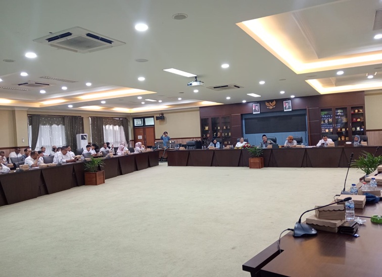 RDP bersama Forum Kontraktor Kukar mengenali belum adanya pembayaran proyek yang sudah selesai 100 persen. (Lingkar Kaltim/M. As'ari)