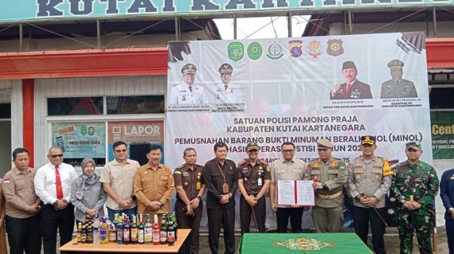 Pemusnahan ribuan miras di kantor Satpol PP Kukar. (Lingkar Kaltim/M. As'ari)