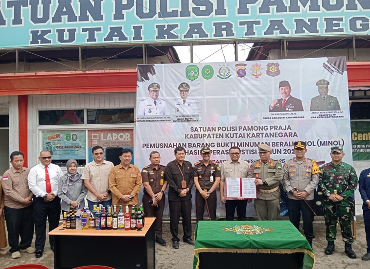 Pemusnahan ribuan miras di kantor Satpol PP Kukar. (Lingkar Kaltim/M. As'ari)