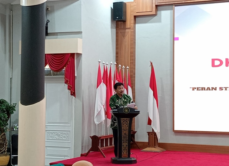 Sekda Kukar Sunggono saat menyampaikan sambutan pada HUT DWP Ke-26. (Lingkar Kaltim/M. As'ari)