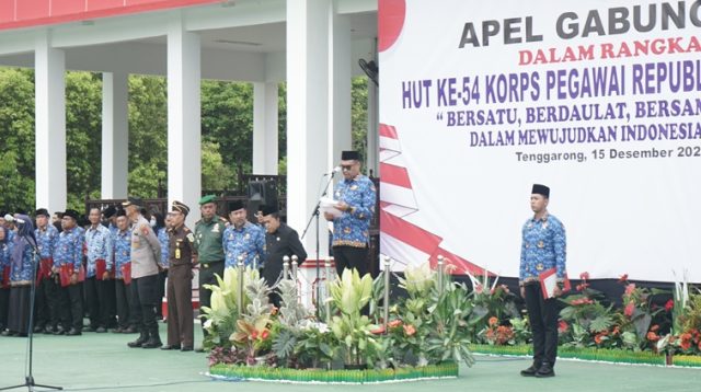 Bupati Kukar saat memimpin upacara peringatan HUT Korpri Ke-54. (Lingkar Kaltim/M. As'ari)