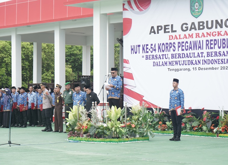 Bupati Kukar saat memimpin upacara peringatan HUT Korpri Ke-54. (Lingkar Kaltim/M. As'ari)