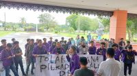 Aksi demonstrasi mahasiswa Unikarta di kantor DPRD Kukar. (Lingkar Kaltim/M. As'ari)