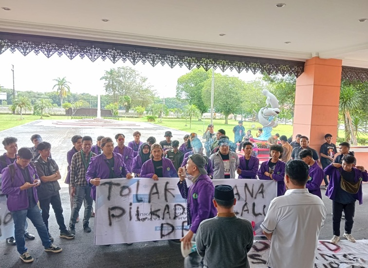 Aksi demonstrasi mahasiswa Unikarta di kantor DPRD Kukar. (Lingkar Kaltim/M. As'ari)
