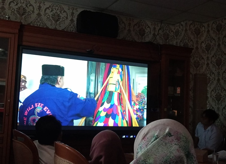 Salah satu scene dalam penayangan film pendek Erau. (Lingkar Kaltim/M. As'ari)