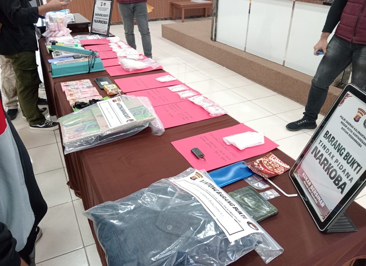Barang bukti narkoba yang berhasil diamankan Satresnarkoba Polres Kukar. (Lingkar Kaltim/M. As'ari)