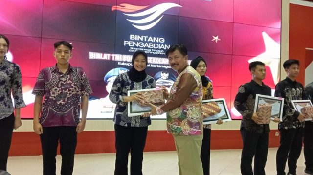 Sekda Kukar Sunggono saat memberikan penghargaan kepada peserta Binlat Bintang Pengabdian terbaik. (Lingkar Kaltim/M. As'ari)