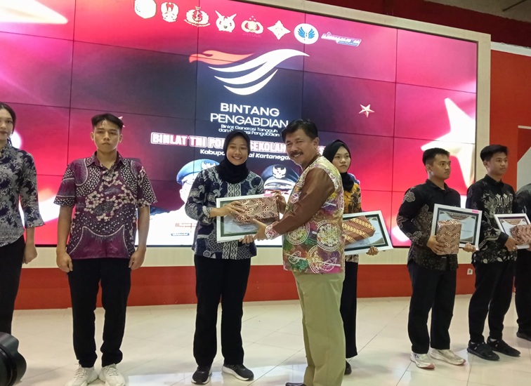 Sekda Kukar Sunggono saat memberikan penghargaan kepada peserta Binlat Bintang Pengabdian terbaik. (Lingkar Kaltim/M. As'ari)