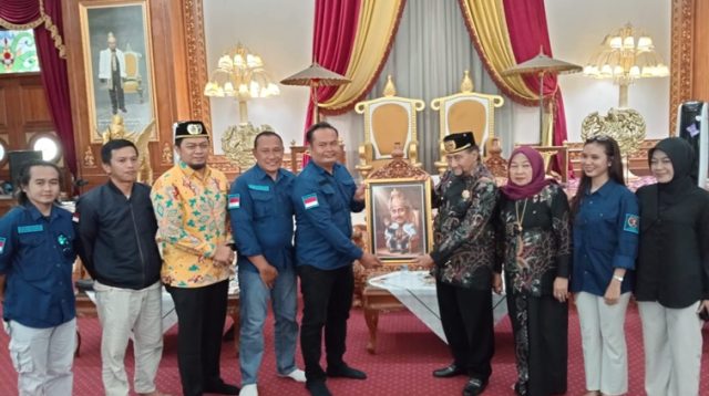 Penyerahan cinderamata mata PWI Kukar ke Sultan Kutai Kartanegara Ing Martadipura Aji Muhammad Arifin. (Lingkar Kaltim/M. As'ari)