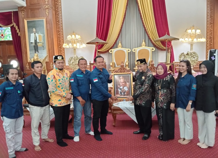Penyerahan cinderamata mata PWI Kukar ke Sultan Kutai Kartanegara Ing Martadipura Aji Muhammad Arifin. (Lingkar Kaltim/M. As'ari)