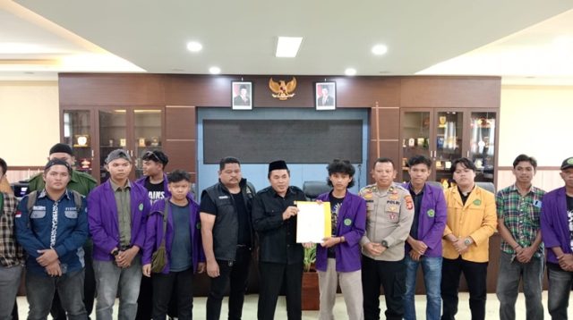 Foto bersama usai menandatangani tuntutan para mahasiswa ke DPRD Kukar. (Lingkar Kaltim/M. As'ari)