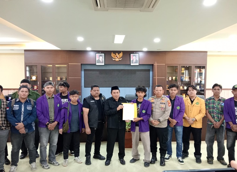 Foto bersama usai menandatangani tuntutan para mahasiswa ke DPRD Kukar. (Lingkar Kaltim/M. As'ari)