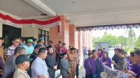 Aksi demonstrasi mahasiswa Unikarta di kantor DPRD Kukar. (Lingkar Kaltim/M. As'ari)