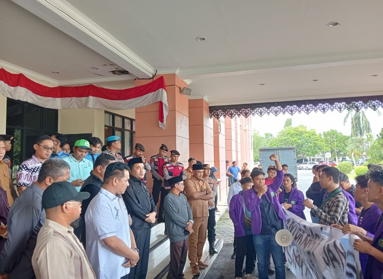 Aksi demonstrasi mahasiswa Unikarta di kantor DPRD Kukar. (Lingkar Kaltim/M. As'ari)