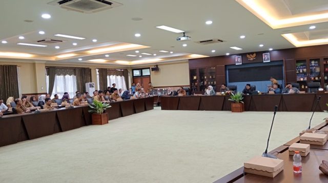 RDP DPRD Kukar bersama Forum Kontraktor Kukar dan Pemkab. (Lingkar Kaltim/M. As'ari)