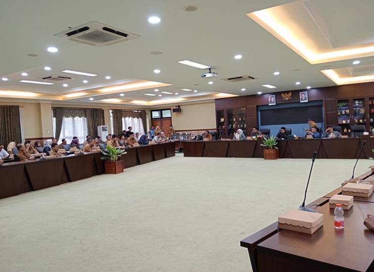 RDP DPRD Kukar bersama Forum Kontraktor Kukar dan Pemkab. (Lingkar Kaltim/M. As'ari)