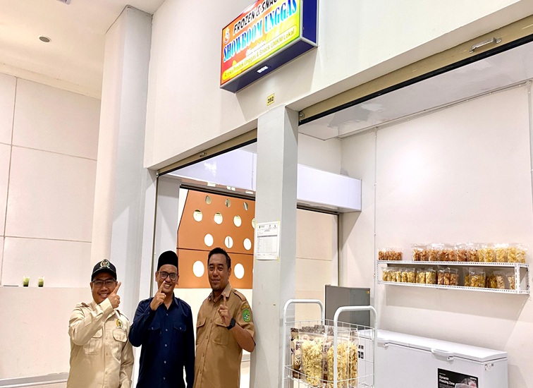 Anggota DPRD Kukar Muhammad Idham di tengah (kiki/Lingkarkaltim)