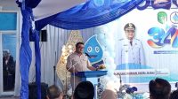 Bupati Kukar, dr. Aulia Rahman Basri saat menyampaikan sambutan pada acara HUT Perumda Tirta Mahakam ke-34. (Lingkar Kaltim/M. As'ari)