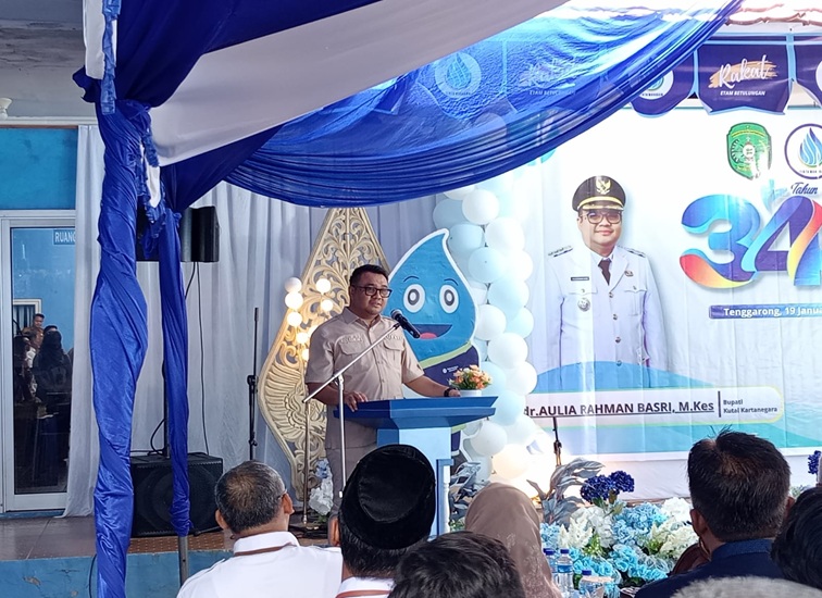 Bupati Kukar, dr. Aulia Rahman Basri saat menyampaikan sambutan pada acara HUT Perumda Tirta Mahakam ke-34. (Lingkar Kaltim/M. As'ari)