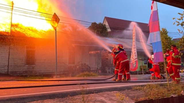 Para petugas pemadam yang tengah berupaya memadamkan api yang membesar. (Dok. Disdamkarmatan)