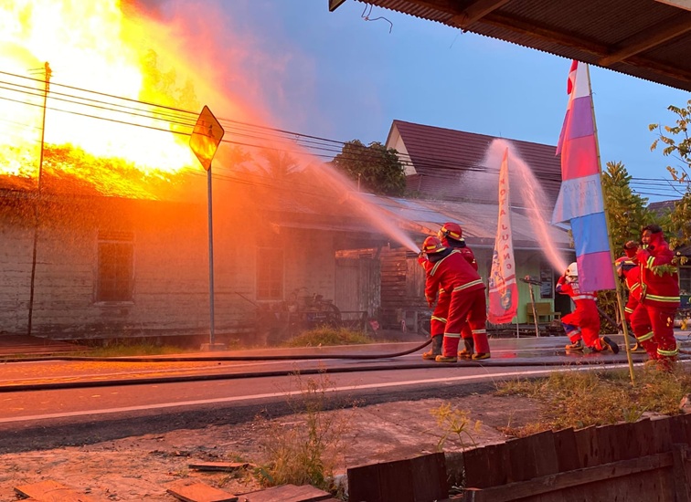 Para petugas pemadam yang tengah berupaya memadamkan api yang membesar. (Dok. Disdamkarmatan)