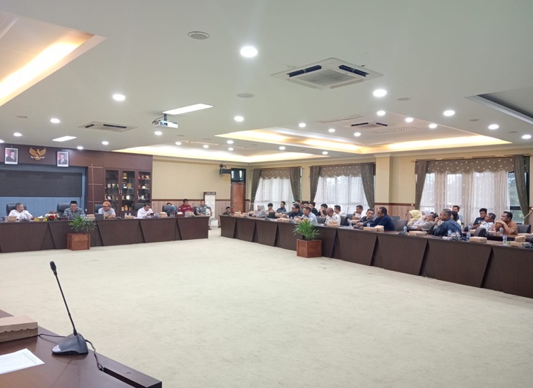 Puluhan kontraktor yang menghadiri RDP. (Lingkar Kaltim/M. As'ari)